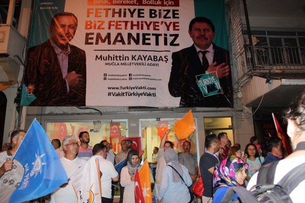 Ak Partililer Türkiye başarısını kutladı