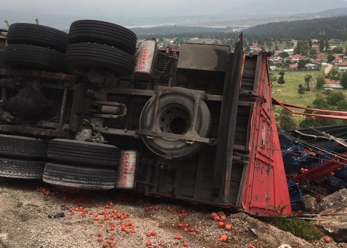 Sebze yüklü kamyon devrildi, sürücüsü kurtarılamadı